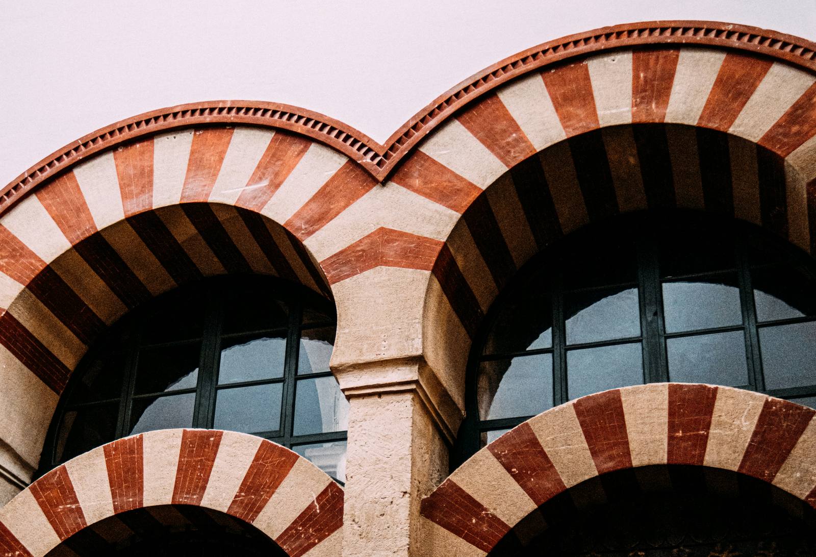 Kırmızı-beyaz çizgili at nalı kemerler; İslamî güney İspanya mimarisini biçimlendiren bir motif.